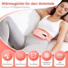Frau mit WÄRMA™ Wärmegürtel beim Lesen auf dem Sofa